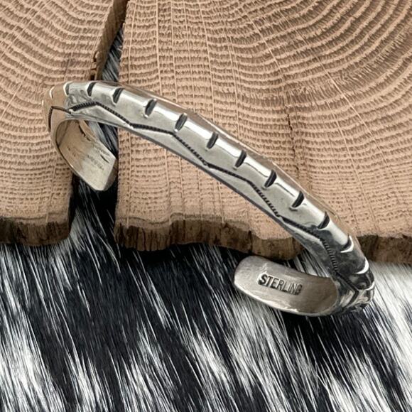 1990s Native American NAVAJO Sterling Carinated Cuff Bracelet Hash & Zig Zag - Picture 1 of 4